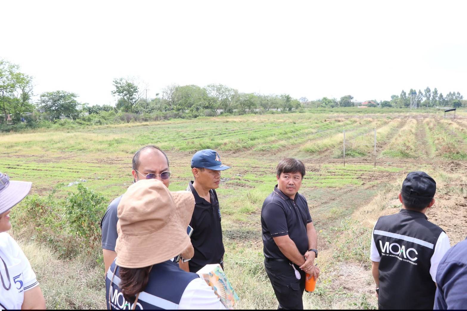 title - สำนักแผนงานและโครงการพิเศษ กระทรวงเกษตรและสหกรณ์ ร่วมกับผู้แทนหน่วยงานภายในสังกัดกระทรวงเกษตรและสหกรณ์, ผู้อำนวยการศูนย์ส่งเสริมและพัฒนาอาชีพเสริมนอกภาคการเกษตร เข้าร่วมประชุมหารือและลงพื้นที่แปลงนาภายในศูนย์ส่งเสริมและพัฒนาอาชีพเสริมนอกภาคการเกษตร เพื่อเตรียมความพร้อมในการจัดกิจกรรมจิตอาสา กระทรวงเกษตรและสหกรณ์ 